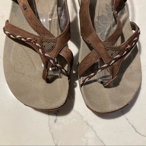 MERRELL Sz 9  Thong Strappy Velcro Closure Sandals - Picture 3 of 11
